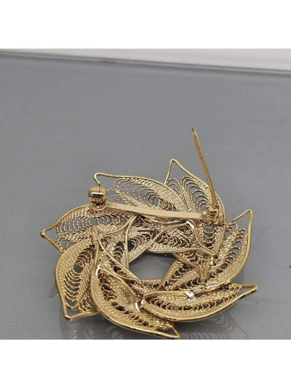 Filigree Leaf Wreath Brooch Layered Dimensional Gold Tone Open Work Vintage 2